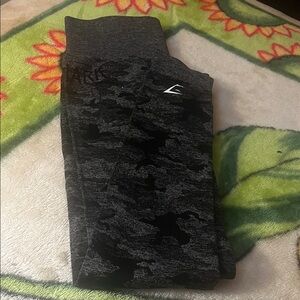 Gym shark scrunch leggings